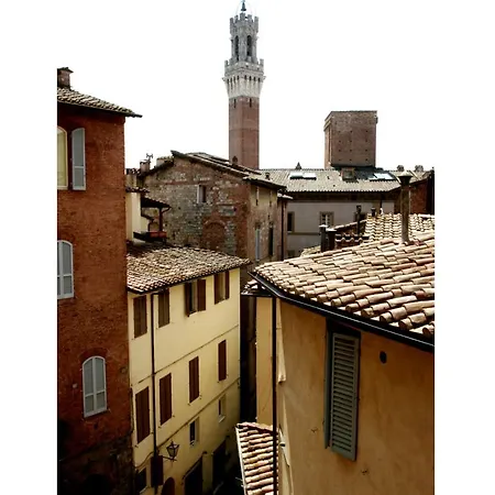 Il Tolomei - In The Middle Of Main Street Siena