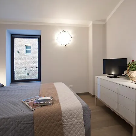 Il Tolomei - In The Middle Of Main Street *