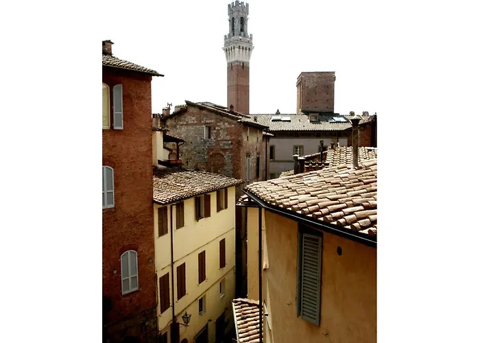 Il Tolomei - In The Middle Of Main Street Siena